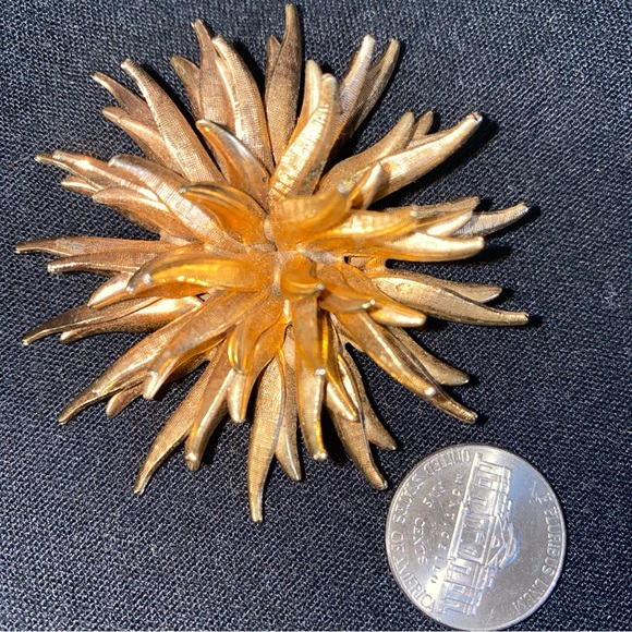 Brooch Flower Star Gold Tone Vintage 
Measures 2”1/4 across - Picture 4 of 6